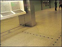 指向盲人地图的盲道