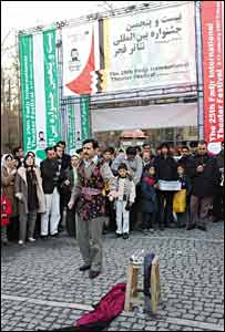 نمایش خیابانی در تهران، عکس از بابک برزویه 