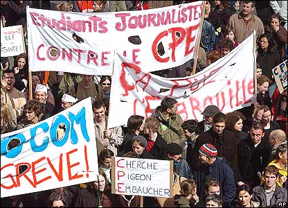 Ratusan ribu mahasiswa dan pekerja melancarkan protes di jalan-jalan di seluruh Perancis dalam tiga pekan terakhir.