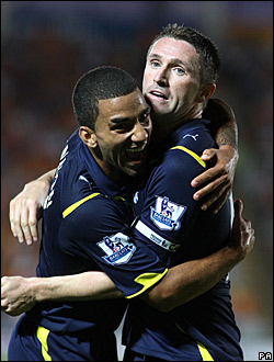 Robbie Keane (der.) y Aaron Lennon, del Tottenham Hotspurs