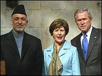 حامد کرزی در کنار جورج بوش و همسرش در کابل