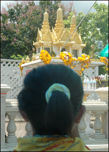 Một người nhìn ra khu đền thờ