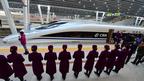 京廣高鐵G801次列車準備從北京西站發車（新華社圖片26/12/2012）