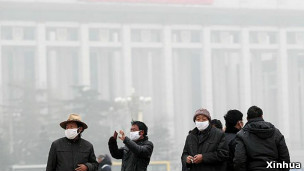 严重污染下天安门广场的游客戴上了口罩