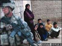 Soldado americano e iraquianos