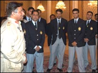 भारतीय खिलाड़ियों के साथ मुशर्रफ़