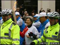 Đại sứ Trung Quốc tại Anh rước đuốc ở London