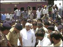 दुर्घटना स्थल पर लालू प्रसाद यादव