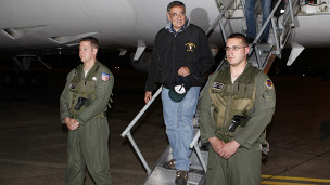 Panetta hạ cánh xuống sân bay quân sự Yokota ở ngoại ô Tokyo