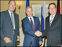 Da esquerda para a direita: Jacques Chiraq, Vladmir Putin e Gerhard Schröder