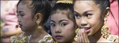 Các cô gái Thái trong trang phục cổ truyền đón khách tại sân bay Bangkok