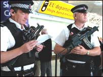 Havaalanında İngiliz polisler