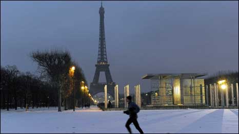 Mulher faz jogging no iníco da manhã do dia 2 de dezembro em Paris, ao lado da Torrfe Eiffel (Foto Miguel Medina/AFP/Getty Images)