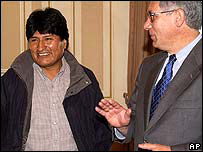 Evo Morales conversa com o presidente Eduardo Rodriguez, que deixa o cargo