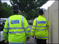 大批警察出现在赛场内外，所有通往赛场道路都设置了路障。