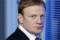 Mark Lewis Jones fel DCI Bing yn 55 Degrees North