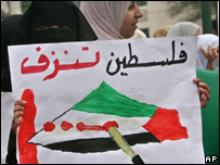 Mulher palestina em protesto na Faixa de Gaza contra a violência entre Hamas e Fatah e contra as obras perto da Mesquita de El Aksa, em Jerusalém