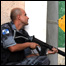 Policial participa de ação no Complexo do Alemão, no Rio de Janeiro, em 2007