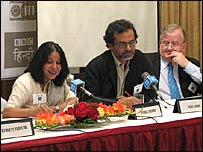 रोड शो संवाददाता सम्मेलन में अचला शर्मा, नाज़िस अफ़रोज़ और मिशेल लोबेल