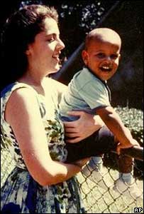 Barack com sua mãe em 1960