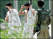 Giáo sinh đầu hàng