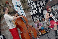 Cerddorion ar sgwâr Rhuthun 2005