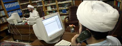 کامپيوتر و اينترنت در قم عکس از AFP