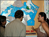 Bà Marta Cunha từ hội giúp người nghèo giữ đất giải thích với các phóng viên ban Indonesia