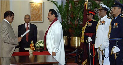 CJ Asoka de Silva taking oaths before President Rajapaksa (photo: Sudath Silva)