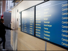 Tablero de vuelos retrasados en aeropuerto