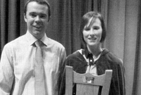 Mr Michael James, Cadeirydd CFfl Sir Gâr yn cyflwyno'r Gadair I Elin Davies