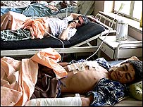 अफ़ग़ानिस्तान में एक अस्पताल में भर्ती घायल लोग (फ़ाइल चित्र)