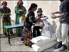 Người Tajikistan nhận lương thực cứu trợ