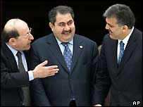 Ministros das Relações Exteriores Farouk Kasrawi (Jordânia), Hoshyar Zabari (Iraque) e Abdullah Girl (Turquia)