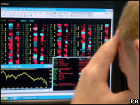 Operador de mercado em Londres observa indicadores (PA)