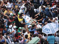 Peron'un mezarının taşınması töreni