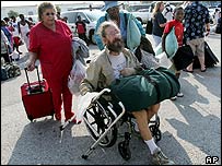 ساکنان گالوستون در تگزاس برای انتقال با اتوبوس های ايالتی صف کشيده اند