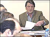 يوشچنکو رييس جمهوری اوکراين در جلسه اضطراری کابينه