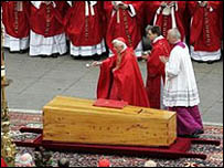 O cardeal alemão Joseph Ratzinger faz o sinal da cruz sobre o caixão com o corpo de João Paulo 2º. 