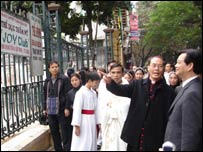TGM Ngô Quang Kiệt giải thích với TT Nguyễn Tấn Dũng trước Tòa khâm sứ - VietCatholic