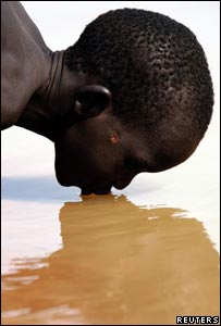 پسر سودانی از رودخانه آب می نوشد