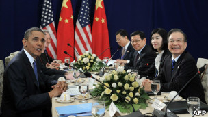 奥巴马（左）与温家宝于柬埔寨举行双边会谈（20/11/2012）