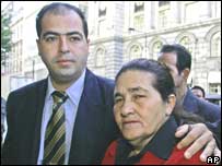 O irmão de Jean, Giovani, e a mãe, Maria, chegando à sede do IPCC nesta quinta-feira