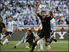 مولر يحتفل بتسجيل هدف