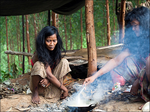 Miembros de la tribu Orang Rimba. Foto: Daniel Beltrá