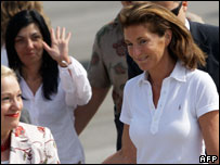 Bà Sarkozy cùng các nhân viên y tế Bulgaria