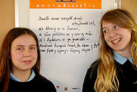Dwy o ddisgyblion Ysgol Ardudwy gyda'u cerdd