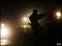 Soldado georgiano embarca em veículo armado na Ossétia do Sul