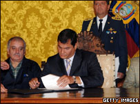 O presidente do Equador, Rafael Correa, ao assinar o decreto ampliando a participação do Estado no lucro das petroleiras estrangeiras