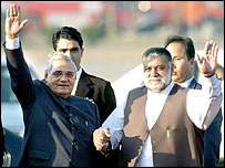 اسلام آباد پہنچنے پر وزیراعظم واجپئی اپنے پاکستانی ہم منصب ظفراللہ خان جمالی کے ساتھ